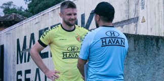 Zagueiro do Brusque, Éverton Alemão conversa com o técnico Luizinho Lopes no treino