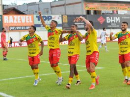 Brusque 3x2 Figueirense: Diego Mathias (centro) comemora seu golaço com Thiago Alagoano, Everton Bala, Guilherme Queiróz e Rodrigo