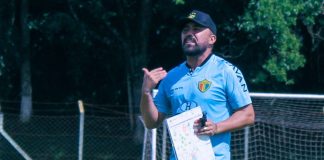 Luizinho Lopes, técnico do Brusque, em treino no CT Rolf Erbe