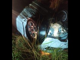 Motorista fica ferido após carro capotar na rodovia Antônio Heil