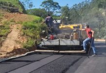 rua sendo pavimentada em brusque