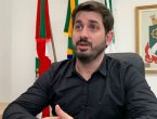 André Vechi sentado na cadeira de prefeito