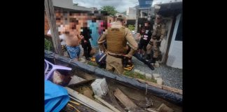 Homem tem surto psicótico, sobe em telhados de casas e é detido pela PM em Porto Belo