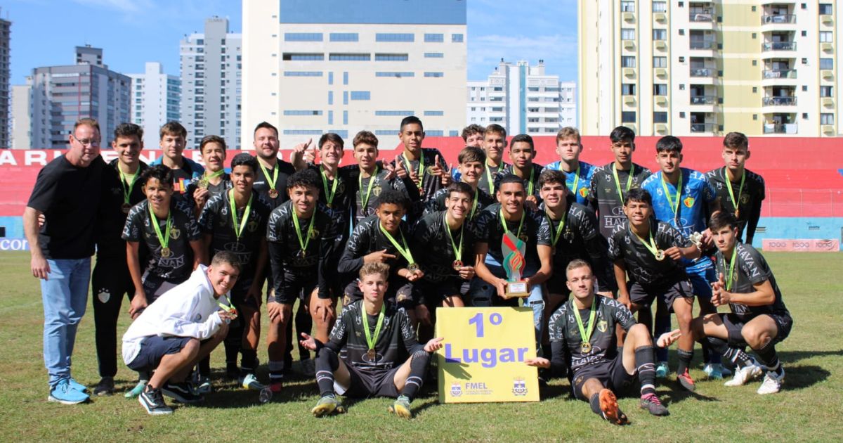 Equipe de futebol feminino brusquense nos Joguinhos Abertos conta