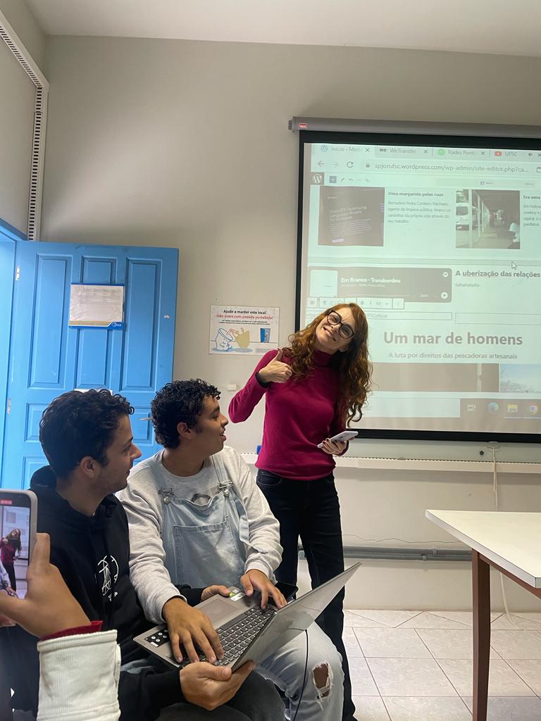 Professora de Jornalismo da Ufsc interrompe aula para ajudar aluno a  comprar ingresso para show de Taylor Swift