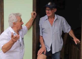 Dois homens conversando em bergamasco em Botuverá