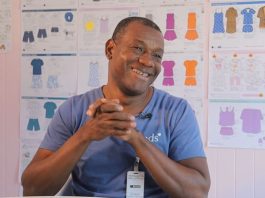 Homem da República Dominicana sorri e fala sobre morar em Brusque