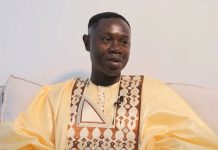 Homem de Guiné-Bissau em trajes típicos do país