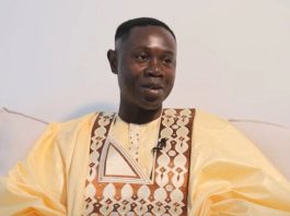 Homem de Guiné-Bissau em trajes típicos do país