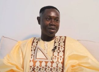 Homem de Guiné-Bissau em trajes típicos do país