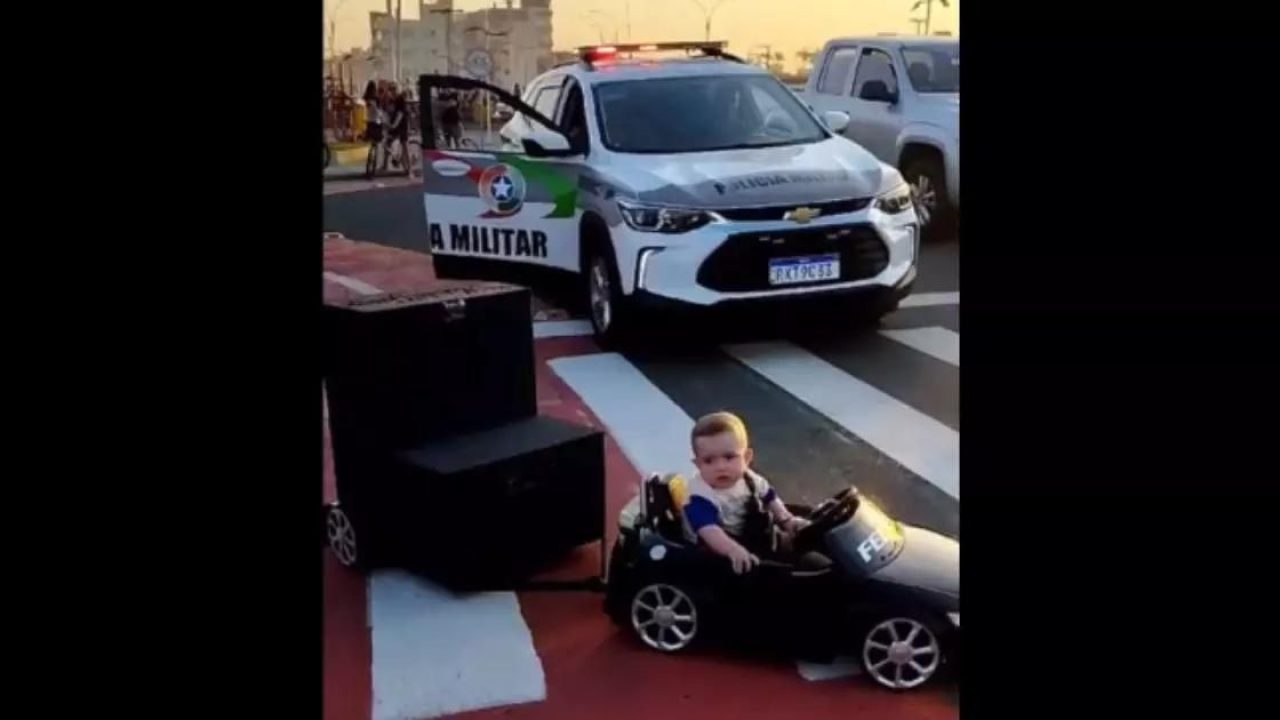 VÍDEO – Bebê é “parado” por policiais enquanto dirigia carro de brinquedo  no Sul catarinense