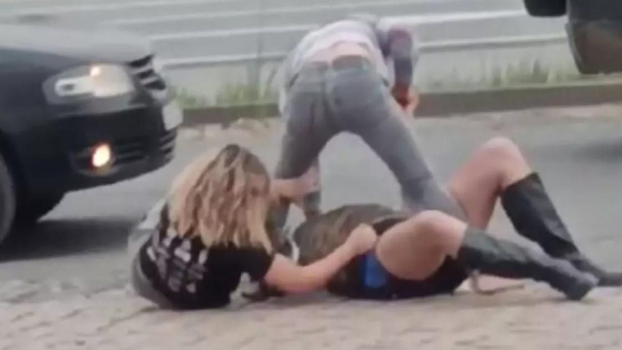 VÍDEO – Casal e garota de programa brigam no meio da rua no Vale do Itajaí