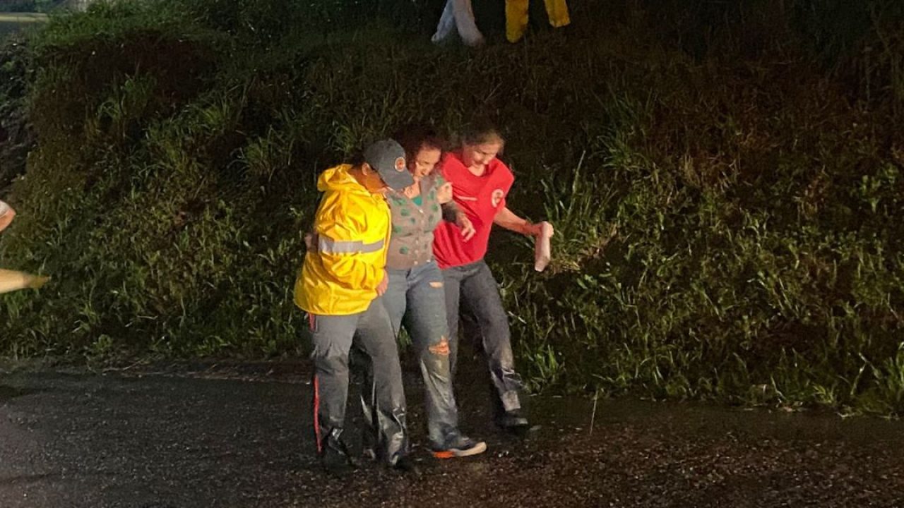 VÍDEO - Veja o momento em que mulher é resgatada após carro ficar preso  dentro d´água na Beira Rio, em Brusque