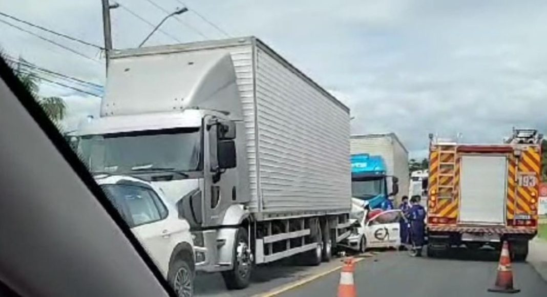 VÍdeo Motorista Fica Ferida Após Carro Que Conduzia Ser Prensado Por