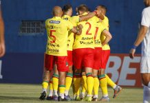 Time do Brusque comemora gol em vitória sobre o Barra, na primeira rodada do Catarinense 2024