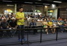 O técnico da Abel Moda Vôlei, Maurício Thomas, na audiência pública de dezembro; ao fundo, na primeira fileira, os dirigentes Zurico Frota (basquete) e Luiz Antônio Moretto (vôlei), além do nadador paralímpico Matheus Rheine