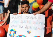 Jogador do Bruscão presenteia pequeno torcedor autista no primeiro jogo da final do Campeonato Catarinense