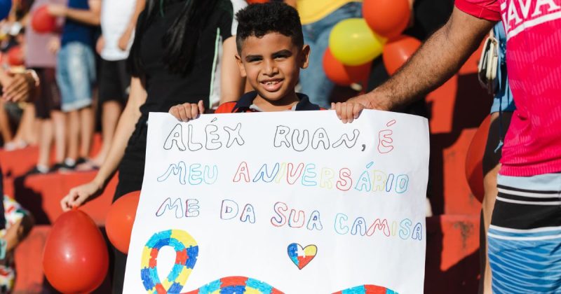 Jogador do Bruscão presenteia pequeno torcedor autista no primeiro jogo da final do Campeonato Catarinense