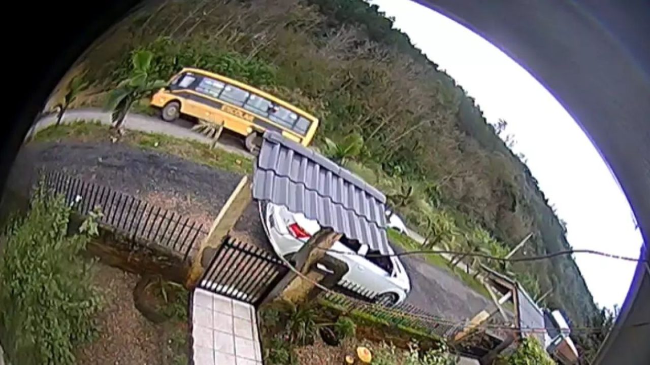 VÍDEO – Câmera de segurança flagra momento de acidente com micro-ônibus que  transportava estudantes no Alto Vale do Itajaí