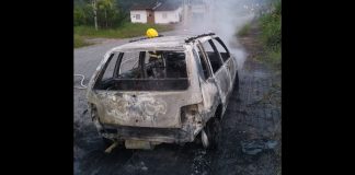 carro destruído por incêndio em Guabiruba