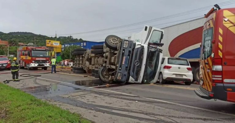 acidente rio do sul caminhões carro