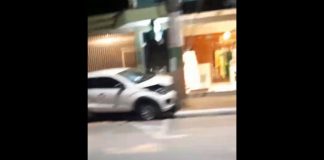 Carro bate em poste