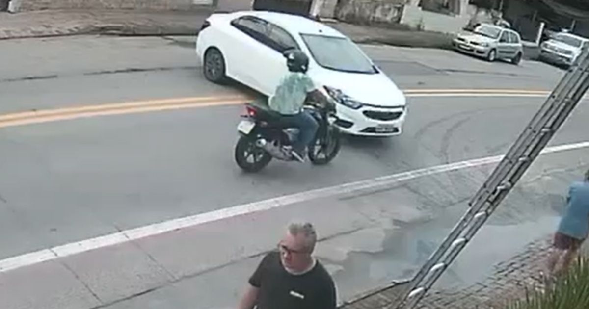 VÍDEO – Motociclista fica ferido após ter frente “cortada” por carro no Azambuja