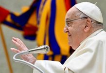 Papa Francisco apresenta leve insuficiência renal, diz Vaticano