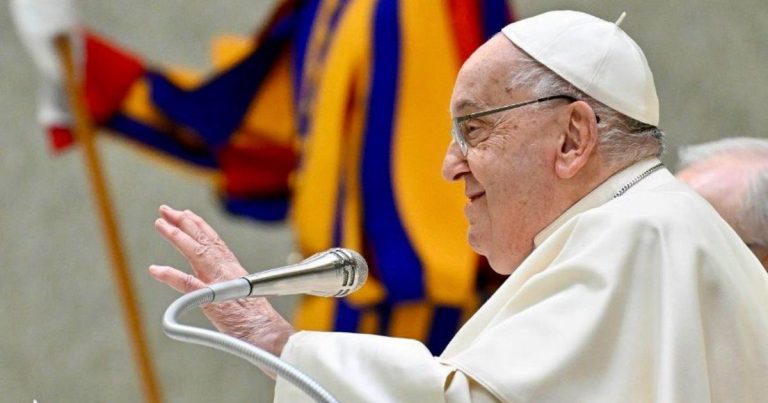 Papa Francisco apresenta leve insuficiência renal, diz Vaticano