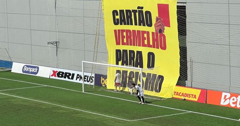 Brusque Chapecoense estádio bar janela banner FCF