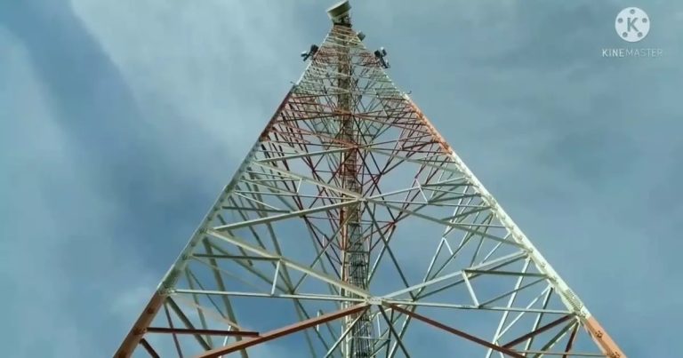 Motivo inusitado faz homem subir em torre de telefonia em Timbó e precisa ser socorrido pelos bombeiros