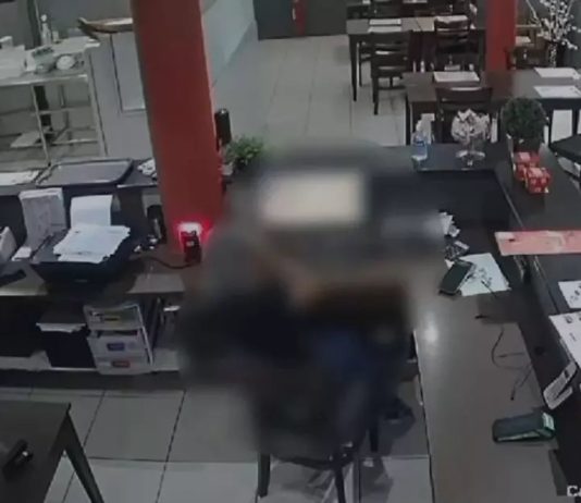 VÍDEO – Após pedido atrasar, cliente insatisfeito joga comida contra atendente em restaurante de Joinville