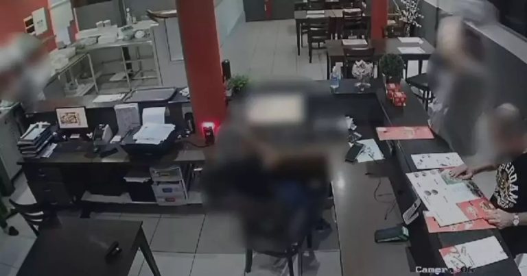 VÍDEO – Após pedido atrasar, cliente insatisfeito joga comida contra atendente em restaurante de Joinville