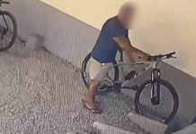 furtando bicicleta
