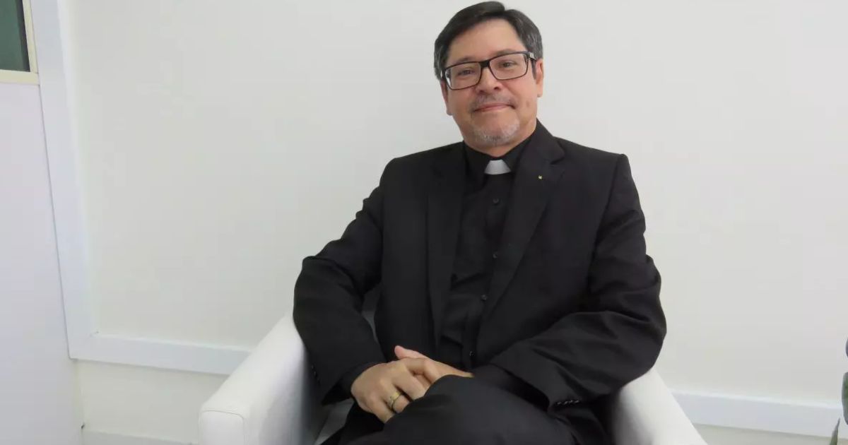 Padre brusquense que estudou arquivos secretos do Vaticano fala sobre Papa Francisco: “Ele falava com os pobres”