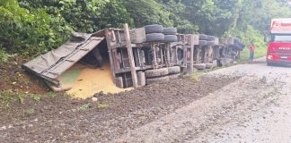 VÍDEO - Após ficar sem freios, caminhão tomba na Serra Dona Francisca e drone flagra acidente