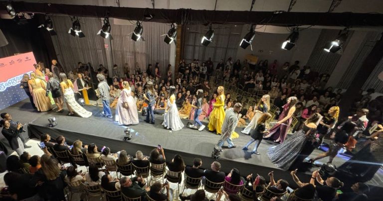 Desfile das Costureiras