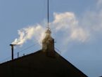 AGORA – Fumaça branca é vista no céu de Roma e Igreja Católica tem um novo papa eleito