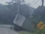 Caminhão sai de pista em acidente na rodovia Ivo Silveira, em Brusque