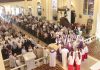 Missa de despedida do padre Nélio Roberto Schwanke é marcada por emoção e homenagens