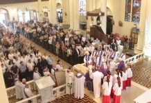 Missa de despedida do padre Nélio Roberto Schwanke é marcada por emoção e homenagens