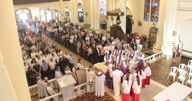 Missa de despedida do padre Nélio Roberto Schwanke é marcada por emoção e homenagens
