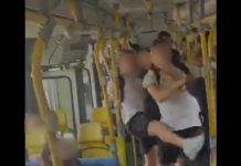 Adolescentes trocam socos