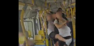 Adolescentes trocam socos