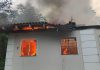 Incêndio destrói parte de prédio e mobiliza bombeiros em Gaspar