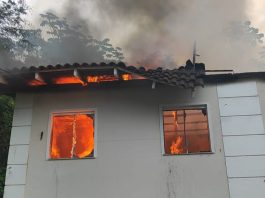 Incêndio destrói parte de prédio e mobiliza bombeiros em Gaspar