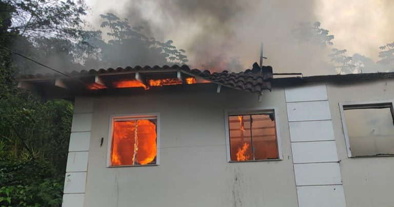Incêndio destrói parte de prédio e mobiliza bombeiros em Gaspar