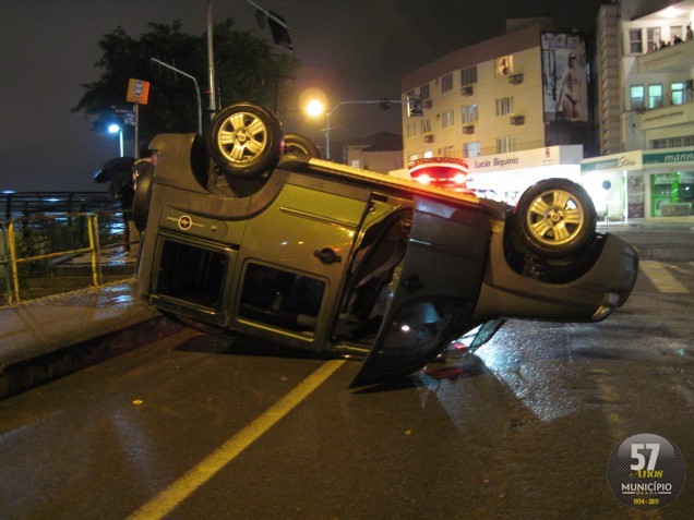 O Fiat/Dobló capotou depois da colisão com outro veículo e ficou escorado na calçada