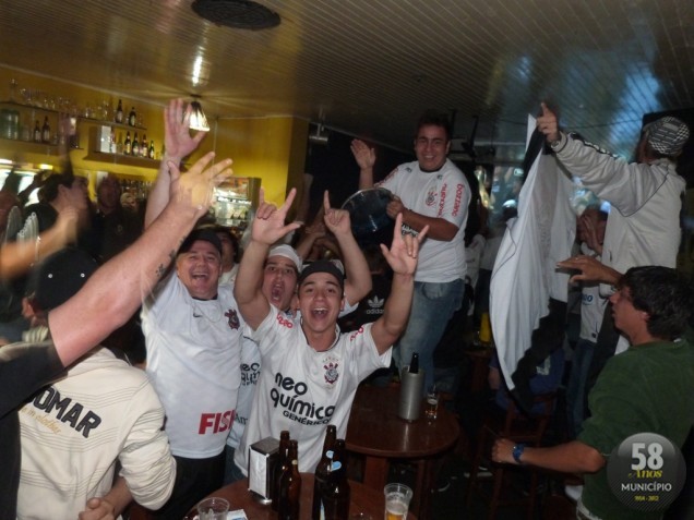 Dezenas de torcedores acompanharam o jogo e comemoraram o inédito título da Libertadores no Kaos Music Bar