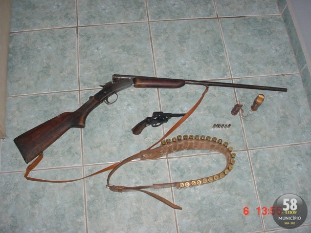 Foram encontradas duas armas calibre 32, apitos para chamar pássaros e munição